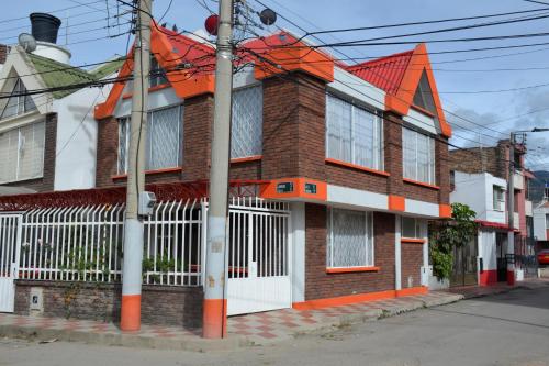 uma casa de tijolos com um telhado laranja numa rua em Habitacion # 2: Habitacion doble o triple em Sogamoso