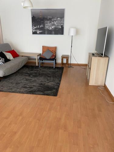 Uma área de estar em Ruim 2 slaapkamer appartement dichtbij Antwerpen, haven en natuur