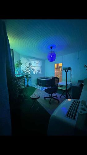 - un salon avec un canapé et un ordinateur portable dans l'établissement Un jacuzzi a Bordeaux, à Bordeaux