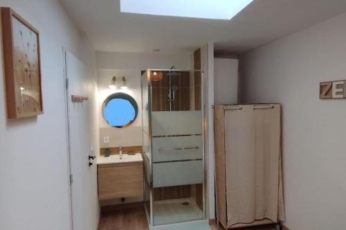 une salle de bain avec un lavabo et un miroir dans l'établissement Charmante maison de campagne, avec jardin, vue rivière, 15 min Cabourg, à Basseneville