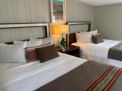 una camera d'albergo con due letti di Loblolly Pines Adventure Cabin 1 Q/Q a Eureka Springs