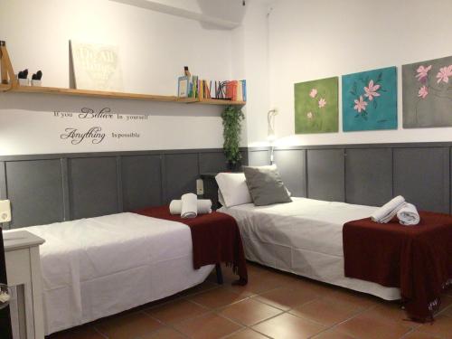 twee bedden naast elkaar in een kamer bij Lo corralet in Torre del Compte