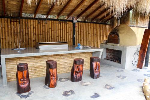 una cucina con bancone e forno in un edificio di Northshore Point Zoritos a Caleta Grau