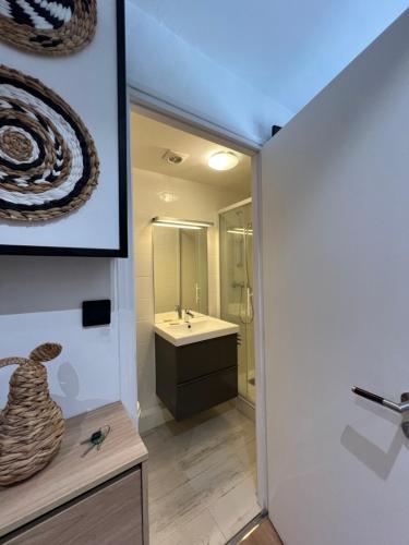 La salle de bains est pourvue d'un lavabo et d'un miroir. dans l'établissement Studio Contemporain, À Deux Pas de la Mer à La Ciotat !, à La Ciotat