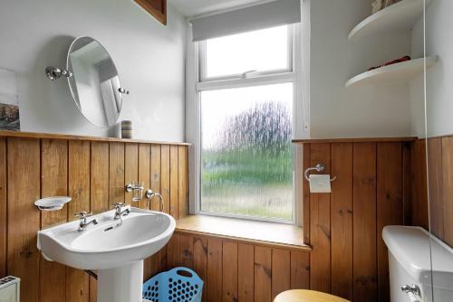 een badkamer met een wastafel en een raam bij Bar Cottage Number 2 in Altham