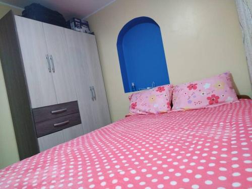 - une chambre avec un lit rose et une fenêtre bleue dans l'établissement Mi hermosa Casita con baño y cocina privados, à Lima