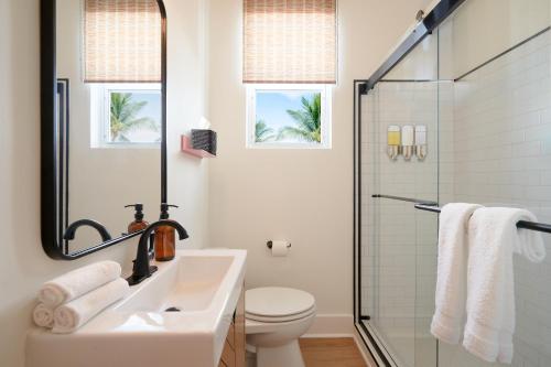 a bathroom with a sink and a shower at Pantera Rosa in Miami Beach