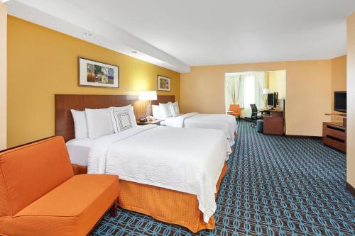 Fairfield Inn and Suites Chicago Lombard في لومبارد: غرفة فندقية بسريرين واريكة