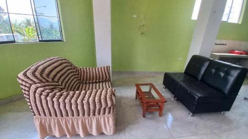 - un salon avec un canapé, une chaise et une table dans l'établissement ALOJAMIENTO ANY, à Tingo María