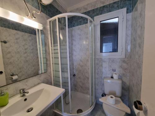 Kúpeľňa v ubytovaní Corfu Glyfada Beach Apartment 58a