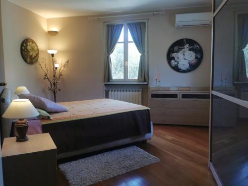 een slaapkamer met een groot bed en een raam bij B&B al N.9 in Pontedassio