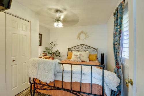 Posteľ alebo postele v izbe v ubytovaní Cozy Reno Vacation Rental Less Than 1 Mi to Midtown!