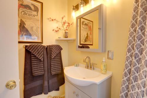 uma casa de banho com um lavatório e um espelho em Cozy Reno Vacation Rental Less Than 1 Mi to Midtown! em Reno