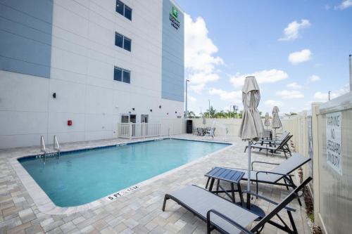 Holiday Inn Express & Suites Tampa Stadium - Airport Area, an IHG Hotel Image