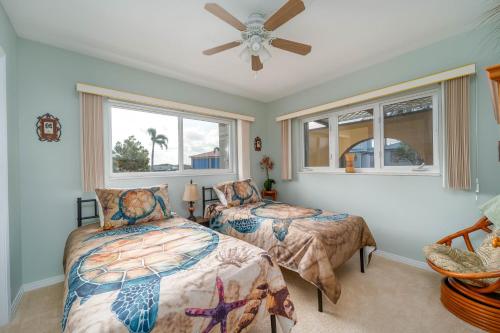 Ένα ή περισσότερα κρεβάτια σε δωμάτιο στο Peace River Retreat Waterfront w Heated Pool
