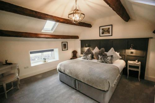 Un dormitorio con una cama grande y una ventana. en Sledbank Cottage in the Hill, Silecroft, en Silecroft