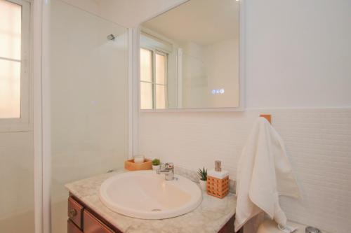 uma casa de banho com um lavatório e um espelho em Modern APT next to Old Town - 10m walk Isla Mágica em Sevilha
