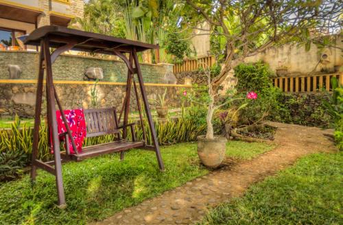 Taman di luar Onlyou Villas