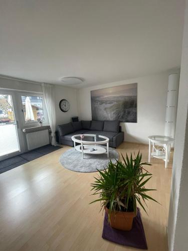 uma sala de estar com um sofá e uma mesa em Ferienwohnung Blessinger em Coburgo