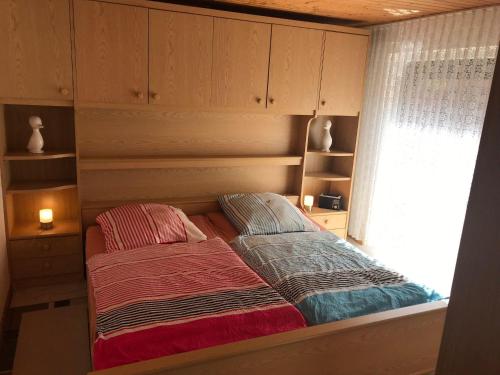 Bett in der Ecke eines Zimmers mit Fenster in der Unterkunft Ferienhaus Elbe-Ilenpool in Bleckede