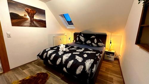a bedroom with a black and white bed in a room at Moderne Zentrale FeWo City Retreat in Bullay