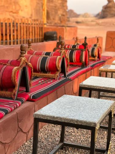 Ruang duduk di Rum Under The Stars Camp