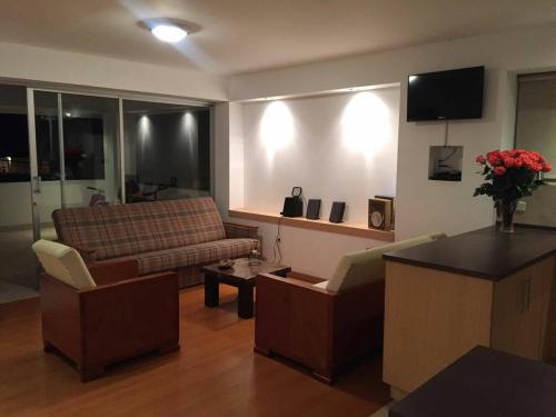 TV a/nebo společenská místnost v ubytování Urbanización El Condado.