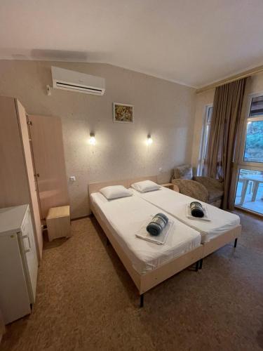 1 dormitorio con 1 cama blanca grande en una habitación en Ассоль en Koblevo
