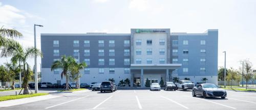 Holiday Inn Express & Suites Tampa Stadium - Airport Area, an IHG Hotel