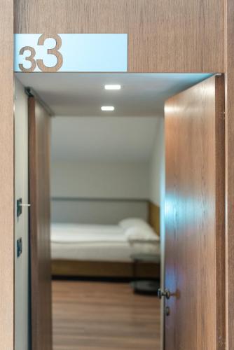 an open door to a room with a bed at HOTEL VITAL in Baile Felix