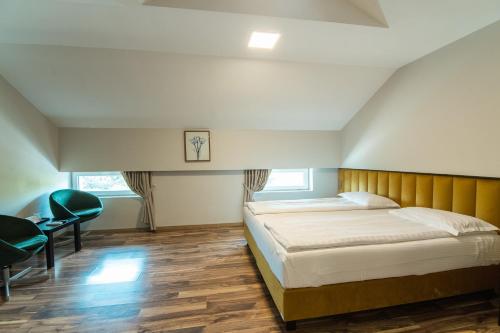 - une chambre avec un lit, un bureau et des chaises dans l'établissement HOTEL VITAL, à Băile Felix