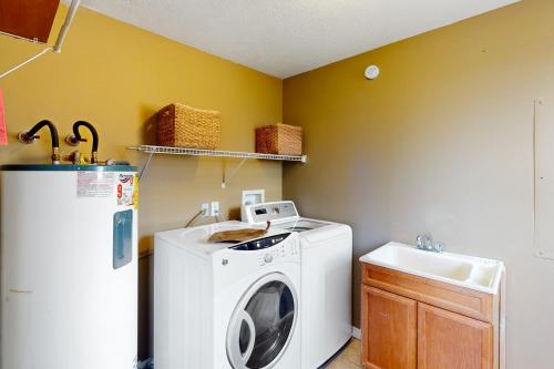 a laundry room with a washing machine and a sink at Scenic View Lodge - Entire Property in Bloomington