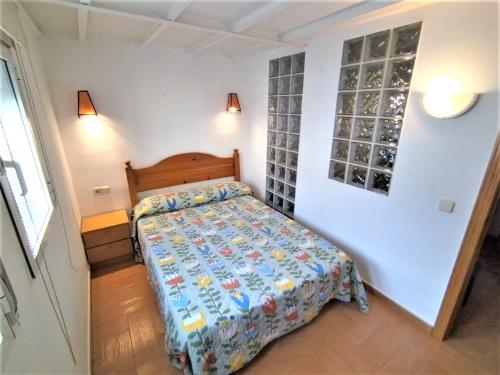 - une petite chambre avec un lit dans l'établissement Apartamento - Puerta del Sol, à Madrid