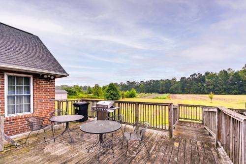 Fotografie z fotogalerie ubytování Peaceful North Carolina Getaway with Large Deck! v destinaci Blounts Creek