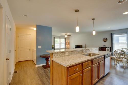 Η κουζίνα ή μικρή κουζίνα στο Family-Friendly Lansing Home with Covered Balcony!