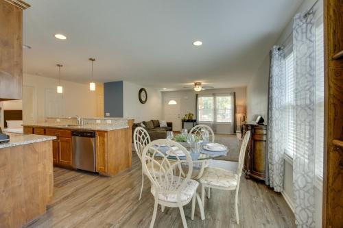 Η κουζίνα ή μικρή κουζίνα στο Family-Friendly Lansing Home with Covered Balcony!