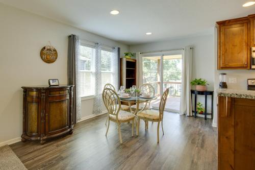Η κουζίνα ή μικρή κουζίνα στο Family-Friendly Lansing Home with Covered Balcony!