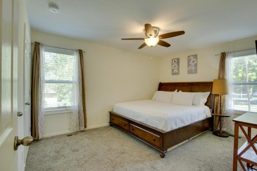 Ένα ή περισσότερα κρεβάτια σε δωμάτιο στο Family-Friendly Lansing Home with Covered Balcony!