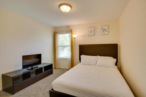 Ένα ή περισσότερα κρεβάτια σε δωμάτιο στο Family-Friendly Lansing Home with Covered Balcony!