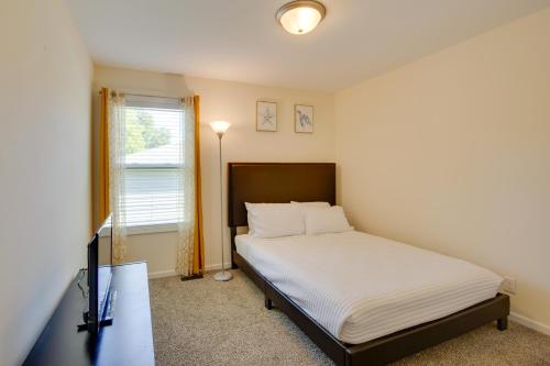Ένα ή περισσότερα κρεβάτια σε δωμάτιο στο Family-Friendly Lansing Home with Covered Balcony!