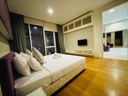 1 dormitorio con cama grande y ventana grande en The Platinum Suites KLCC By World Luxury en Kuala Lumpur