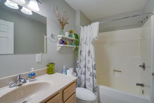 y baño con lavabo, aseo y ducha. en Pet-Friendly Westport Vacation Rental with Hot Tub!, en Westport