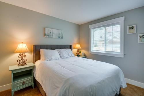 Un dormitorio con una gran cama blanca y una ventana en Pet-Friendly Westport Vacation Rental with Hot Tub!, en Westport