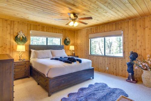 1 dormitorio con 1 cama y ventilador de techo en Rustic Big Bear Lake Cabin Retreat Near Skiing! en Big Bear Lake