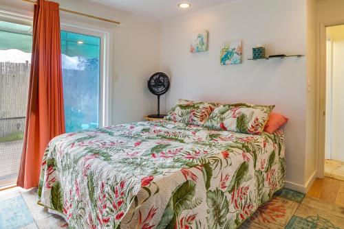 1 dormitorio con cama y ventana en Charming Waialua Vacation Rental - Near Beach!, en Waialua