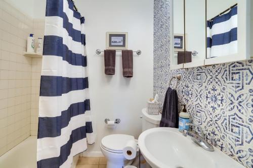 een badkamer met een wastafel en een toilet bij Lovely Home in South Bend Walk to Notre Dame! in South Bend