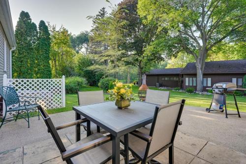 Taman di luar Pet-Friendly Michigan Escape with Patio and Gas Grill!