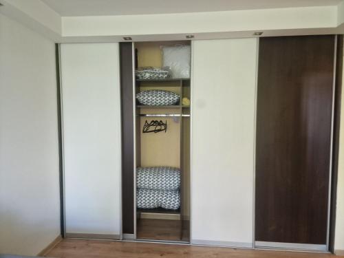 Butas 34 في شياولياي: خزانة مع أبواب زجاجية في الغرفة