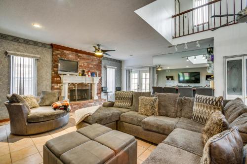 4 Mi to Bourbon St Spacious Retreat with Wet Bar! Image