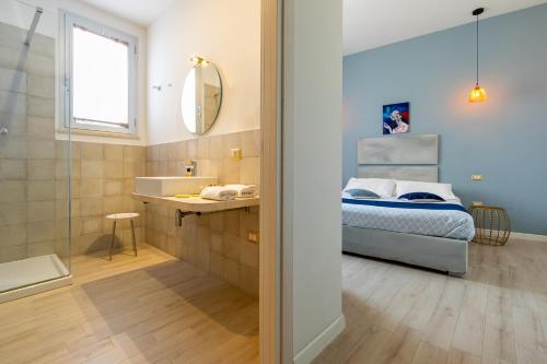 Monastir的住宿－La Locanda d'Oro，一间卧室配有一张床,浴室设有淋浴。